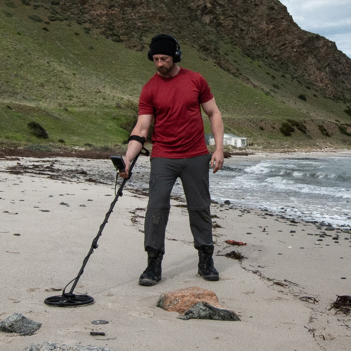 Minelab Equinox 900 Waterproof Multi-Frequency Metal Detector with 11" DD Coil, 6" DD Coil, Backpack & PRO-FIND 40 Pinpointer