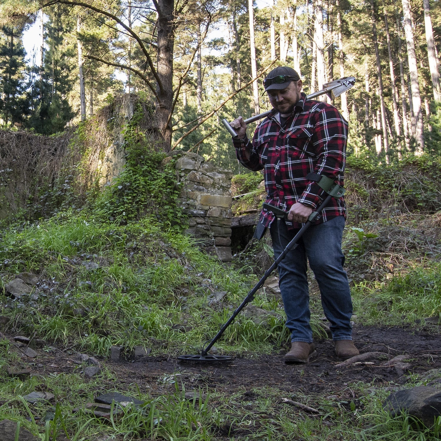 Minelab X-Terra Pro Waterproof Metal Detector with ML-85 Wireless Headphones & Pro-Find 40 Pinpointer