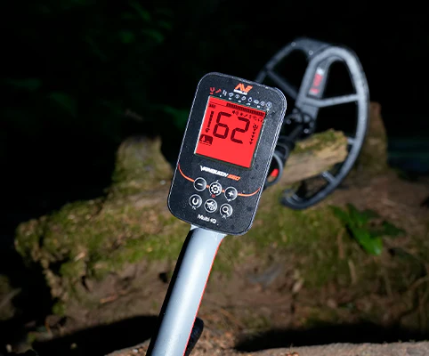 Minelab Vanquish 560 Pro Pack Multi-IQ Metal Detector with PRO-FIND 35 Pinpointer, Digging Tool, Finds Pouch & Gloves