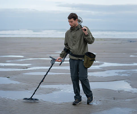 Minelab Vanquish 460 Adventure Pack Multi-Frequency Waterproof Metal Detector with PRO-FIND 35 Pinpointer, Digging Tool, Finds Pouch & Gloves