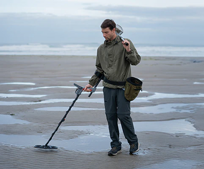 Minelab Vanquish 460 Adventure Pack Multi-Frequency Waterproof Metal Detector with Digger, Finds Pouch & Gloves